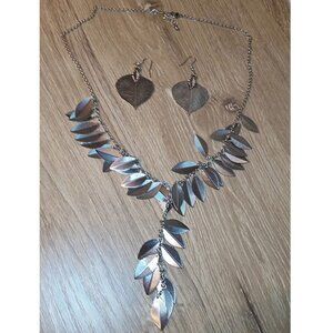 Bundle lot silver tone leafy theme necklace earrin